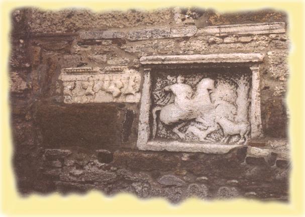Ήρως - Θράκας Ιππέας - ο Θεός της αρχαίας Θράκης Στην αριστερή πλευρά της κεντρικής πύλης των τειχών