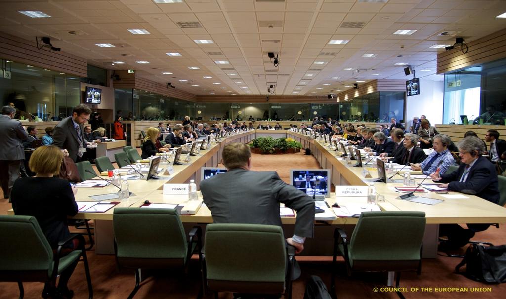 Συνεδρίαση στο Συμβούλιο. Ευρωπαϊκή Ένωση, 2014 2.3. Στάδιο δεύτερης ανάγνωσης Μόλις το Κοινοβούλιο λάβει επισήμως τη θέση του Συμβουλίου σε πρώτη ανάγνωση, ξεκινά το στάδιο της δεύτερης ανάγνωσης.