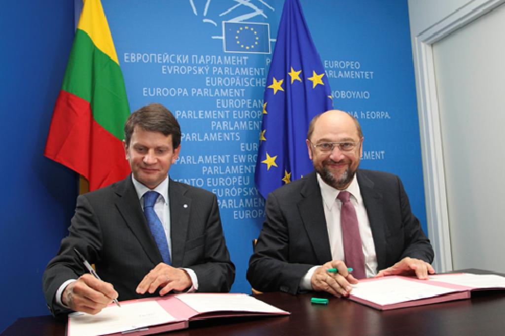 Ο Πρόεδρος του Κοινοβουλίου και η Προεδρία του Συμβουλίου υπογράφουν από κοινού τα κείμενα LEX, συνήθως στο περιθώριο των συνεδριάσεων της Ολομέλειας στο Στρασβούργο. Φωτογραφία: Ο κ.