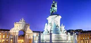 Θα θαυμάσουμε τα εντυπωσιακά μνημεία και τις πλατείες, αρχίζοντας με το κεντρικότατο σημείο, την Πουέρτα Ντελ Σολ, όπου βρίσκεται το άγαλμα σύμβολο της πόλης.