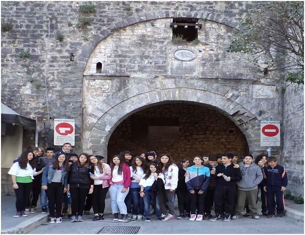 Εικόνα 1: Το Β2 μπροστά στην πύλη του κάστρου των Ιωαννίνων. Συμμετέχοντες Σχολείο: 2ο Γυμνάσιο Διαπολιτισμικής Εκπαίδευσης Ιωαννίνων.