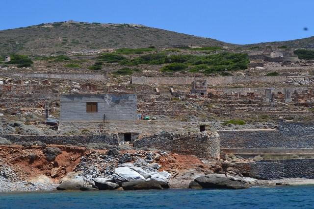 18. Αυθαίρετο ισόγειο κτίσμα με μεταλλικό υπόστεγο και επικάλυψη ελενίτ, νέα κουφώματα,