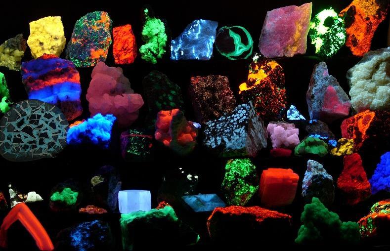 الباب األول: مبادئ ونظريات الفصل األول: 2 التأل ق والجزيئات المتأ لقة التأل ق Fluorescence )أو االستشعاع( هو إصدار الضوء من قبل مادة كانت قد امتصت قبال ضوءا أو إشعاعا كهرومغناطيسيا آخر ويتوقف هذا