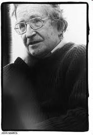 Noam Chomsky (1928-) Γλώσσα: ένα παράδειγµα µάθησης που δεν εξηγείται από το µηχανισµό της