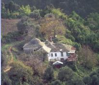 Το Κελί αποτελεί ογκώδες οίκημα πολλών δωματίων και άλλων βοηθητικών χώρων.