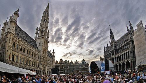 ΒΕΛΓΙΟ- GRAND PLACE ΣΤΙΣ ΒΡΥΞΕΛΛΕΣ Το La Grand-Place των Βρυξελλών είναι ένα εξαιρετικά ομοιογενές σύμπλεγμα δημόσιων και ιδιωτικών κτιρίων, που χρονολογούνται από τα τέλη του