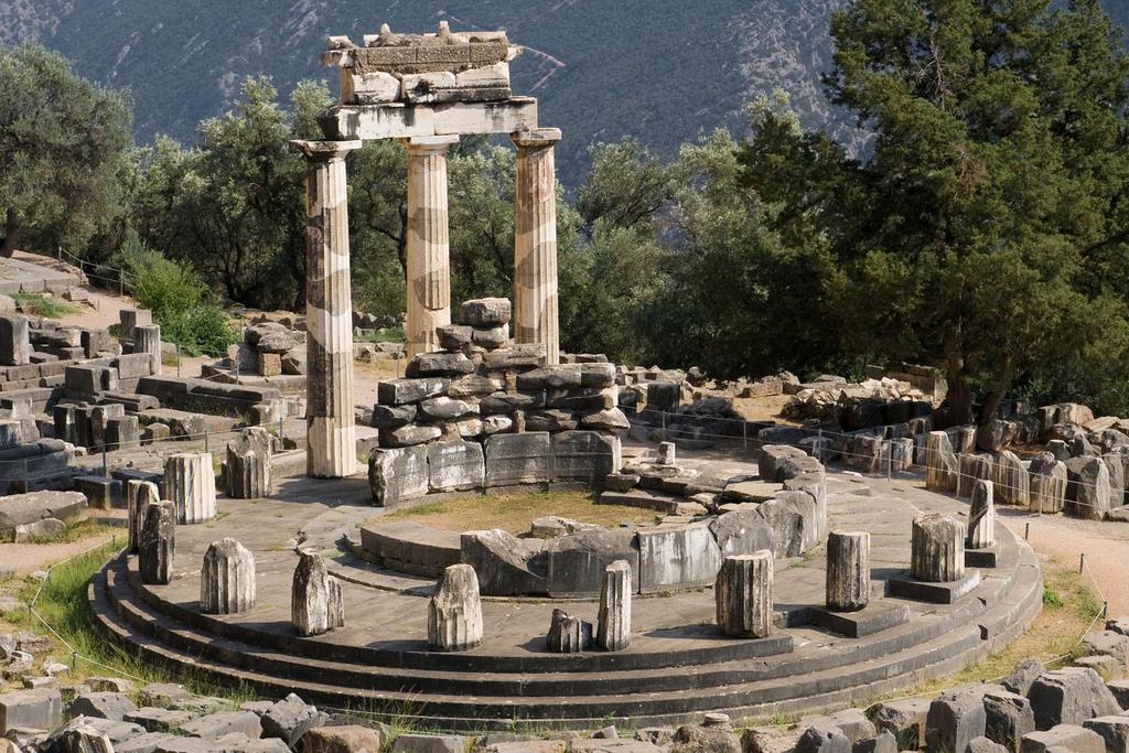Δελφοί Οι Δελφοί ήταν αρχαία ελληνική πόλη στην οποία λειτούργησε το σημαντικότερο μαντείο με ονομασία Πυθώ.