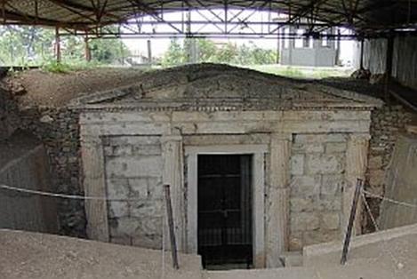 Βεργίνα Η Βεργίνα (αρχ.: Αιγαί) είναι μία μικρή πόλη στη βόρεια Ελλάδα, στον Νομό Ημαθίας, στην περιφέρεια Κεντρικής Μακεδονίας.