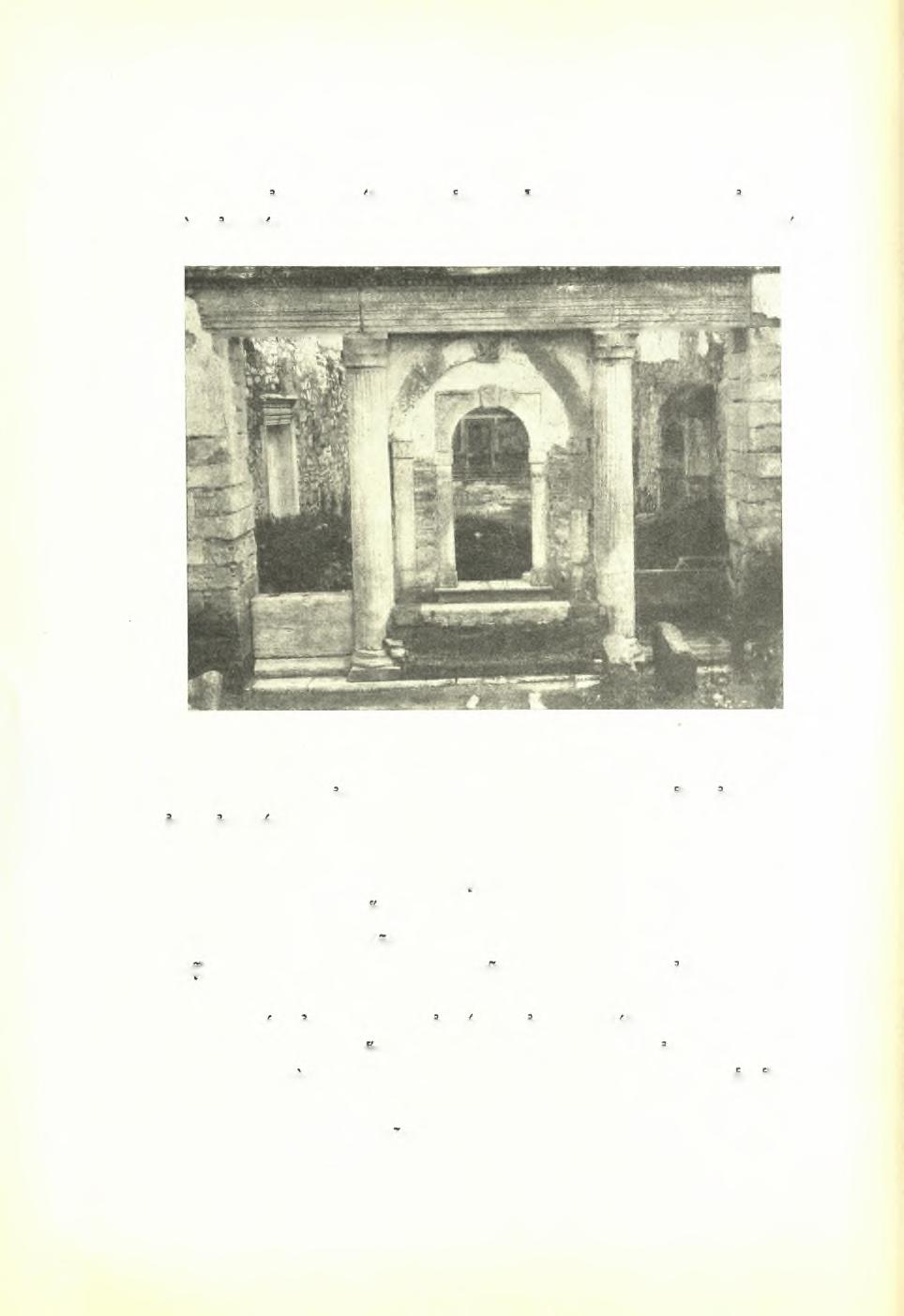 98 Πρακτικά τής Αρχαιολογικής Εταιρείας 1939 γεγραμμένη επί σχιστόλιθου, τοΰ οποίου είναι άποκεκρουμέναι ή αριστερά και ή οπίσθια πλευρά (μέγ. πλ. 0,49, ΰψ. 0,19, μέγ. βάθ. 0,30). Ή πρόσθια Είκ. 10.