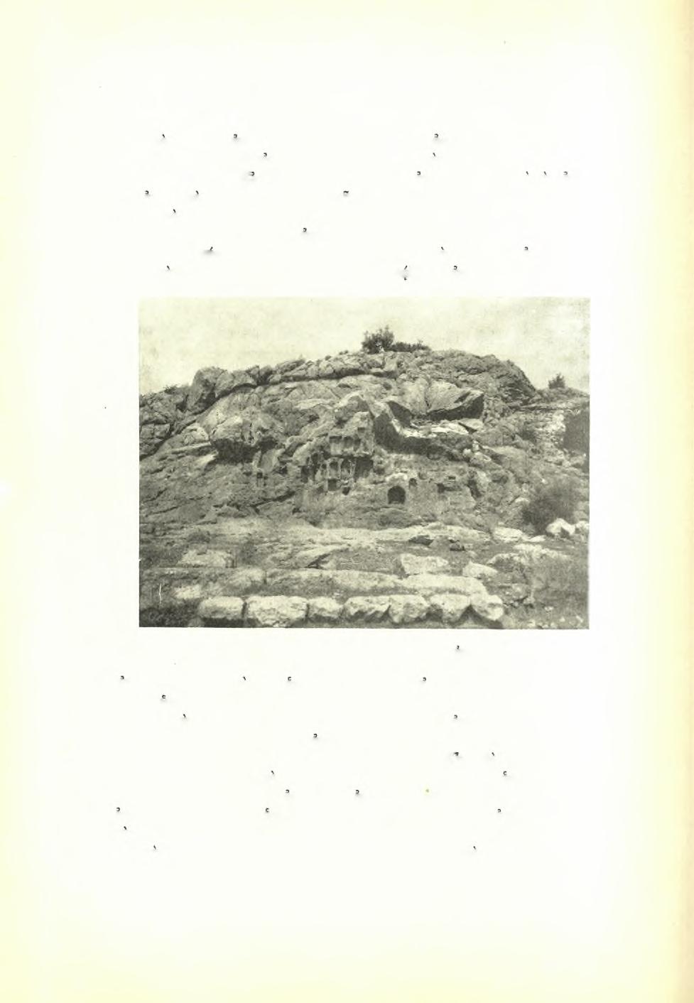 40 Πρακτικά τής 'Αρχαιολογικής Εταιρείας 1939 χας προς ένθεσιν αναθημάτων, μέχρι σχεδόν τής αρχαίας 'Ιεράς όδοΰ ή έπίχωσις είχεν άφαιρεθή εις μέγα βάθος ήδη κατά την πρώτην άνασκαφήν τοΰ Δ.