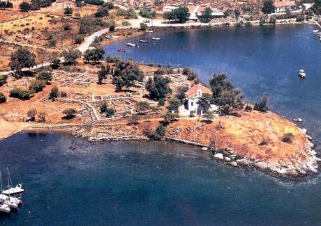 Το Βουρκάρι συγκεντρώνει κατά μήκος του παραλιακού δρόμου την αναψυχή (εστιατόρια,καφετέριες), ενώ ο τουρισμός (ενοικιαζόμενα διαμερίσματα) συγκεντρώνεται στους εσωτερικούς δρόμους.