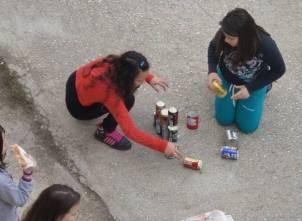 ), 2 μπαλόνια, σακουλάκι μιας χρήσης, αλεύρι ή άμμο,