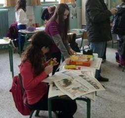 β) Ετοίμασε την αυτοσχέδια μπάλα.