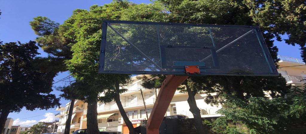 Άγνωστοι δράστες ξήλωσαν το ένα από τα δύο στεφάνια το οποίο