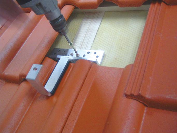 Colector vană (WK) REHAU-SOLECT Montaj pe acoperiş tip ţigle Fixare robustă, flexibilă, pe căpriorii acoperişului Nu este necesară găurirea ţiglei de pe acoperiş
