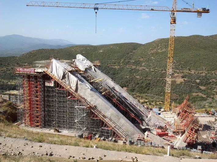 2 μεταλλικούς πύργους και ειδικές προσωρινές χαλυβδογέφυρες λόγω του μεγάλου ανοίγματος των γεφυρών αυτών υπήρξε έντονη αλληλεπίδρασή τους με τον υπό σκυροδέτηση φορέα, η οποία ελήφθη υπόψη στις