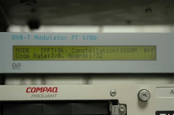 Ο ποµπός DVB-T (COFDM) ρυθµίστηκε σε διαµόρφωση 16QAM, ρυθµό κώδικα 7/8 και διάστηµα φύλαξης (guard interval) ίσο µε το 1/32 του µήκους συµβόλου.