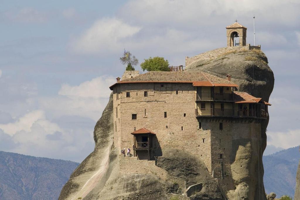 τα πρώτα μοναστήρια κτίστηκαν στην κορυφή των βράχων.