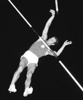 Κάτοχος του παγκοσμίου ρεκορ γυναικών το 1982 με επιδοση 74,20