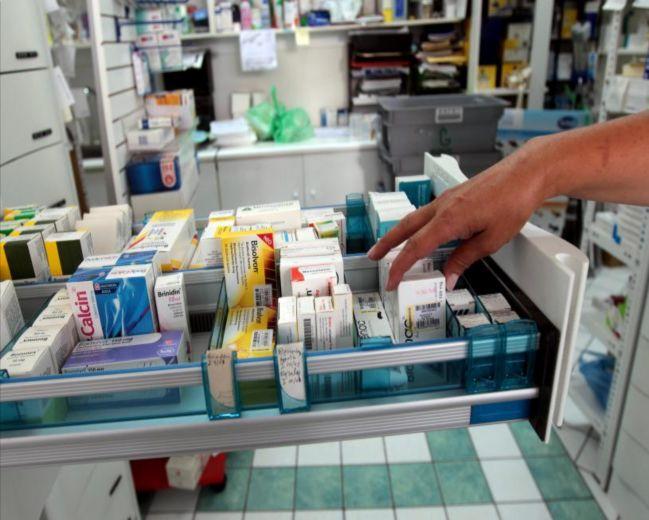 «επάγγελμα:φαρμακοποιός» Περιγραφή Επαγγέλματος: Η σύνθεση, οι ιδιότητες, η χρήση αλλά και οι επιδράσεις των φαρμάκων είναι το γνωστικό αντικείμενο της εργασίας τού φαρμακοποιού.