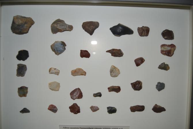 Δεύτερη βιτρίνα: εργαλεία παλαιολιθικής εποχής.