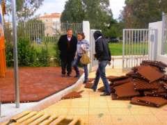 Έτσι αυτός ο μικρός χώρος δεν δίστασε τα προηγούμενα χρόνια να φιλοξενήσει πολύ περισσότερα παιδιά απ' ότι αντέχει - ευαισθητοποιημένοι όντας εκπαιδευτικοί στις ανάγκες των γονέων και της περιοχής.