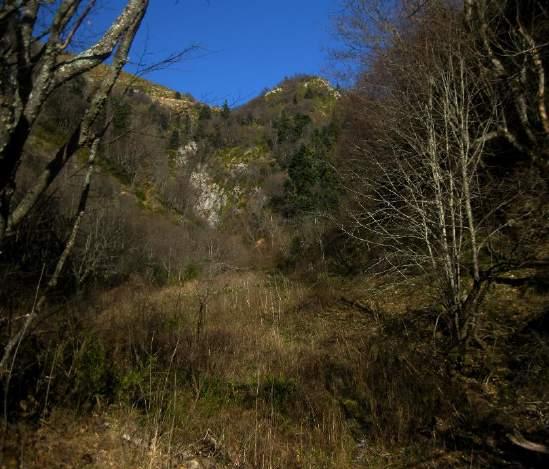 χαμηλότερα από την είσοδο του μοναστηριού.