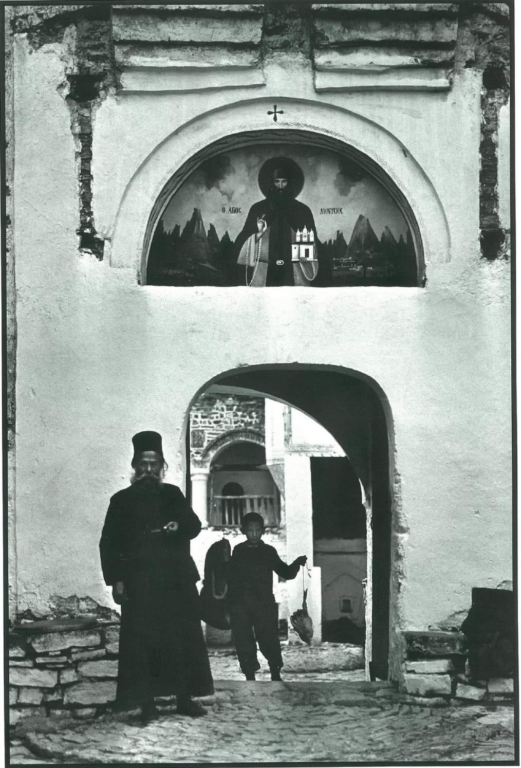 Εικόνα 60: Φωτογραφία του Fred Boissonas στην είσοδο της παλιάς Μονής του Αγίου Διονυσίου.
