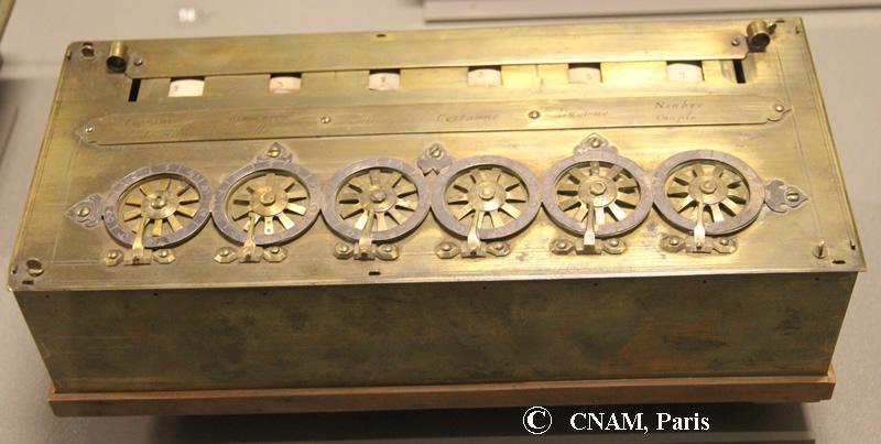 Η μηχανή του Pascal, 1645 (2/2) Η μηχανή είχε μικρές διαστάσεις και μπορούσε εύκολα να χωρέσει σε ένα μικρό τραπέζι.