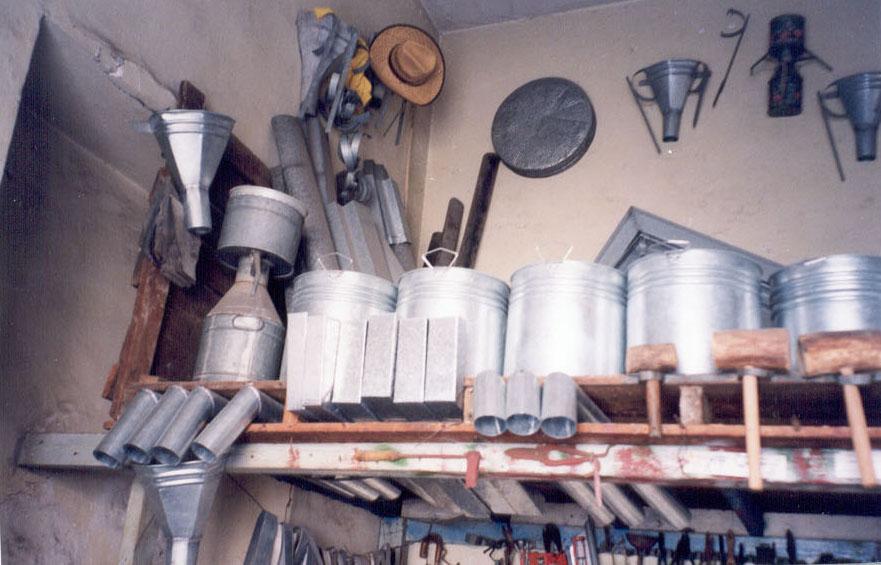 Εικόνα 70: Τα διάφορα προϊόντα που κατασκευάζει ο τενεκετζής.