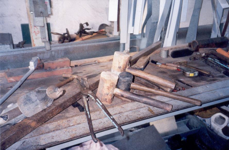 Εικόνες 71-73: Τα διάφορα εργαλεία που χρησιμοποιεί ο τενεκετζής.