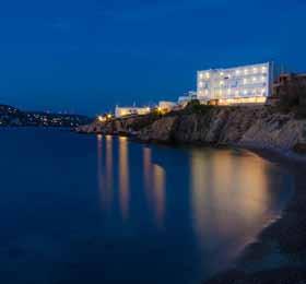 τα ευρύχωρα στούντιο του Hotel Irene διαθέτουν μπαλκόνι και παραδοσιακή κυκλαδίτικη αρχιτεκτονική.