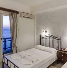 Όλα τα δωμάτια στο Hotel Pandrossos έχουν ιδιωτικό μπαλκόνι με θέα στη θάλασσα.