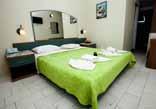 Τα δωμάτια του Porto Carras Sithonia είναι πολυτελώς διακοσμημένα με κομψά έπιπλα και μαρμάρινο μπάνιο.
