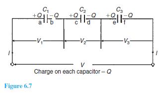 Prandaj Q T = Q 1 + Q 2 + Q 3 Por Q T = CV, Q 1 = C 1 V, Q 2 = C 2 V dhe Q 3 = C 3 V Prandaj CV = C 1 V + C 2 V + C 3 V, ku C është kapaciteti total i qarkut ekuivalent.