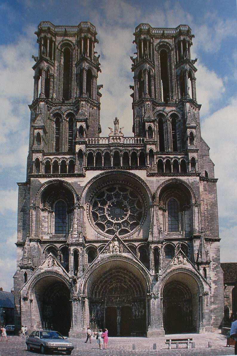 Τίτλος: Καθεδρικός ναός των Παρισίων, Notre Dame, «Η έσποινά µας» Χρονολογία: 1190 µ.χ. Υλικό: Πέτρα Περιγραφή: Βασικό χαρακτηριστικό είναι τα τεράστια κωδωνοστάσια της πρόσοψης.