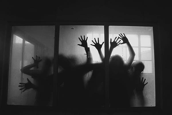 1 από 18 ΔΕΛΤΙΟ ΤΥΠΟΥ Θέατρο Πρόγραμ μ α παραστάσεων του Επί Κολωνώ Σεπτέμβριος 2017-2018 22/9/17 κεντρική σκηνή Επί Κολωνώ Ομάδα Hamlet Machine Σαν Θεός της Αμέλιας Ελευθεριάδου Στη κεντρική σκηνή