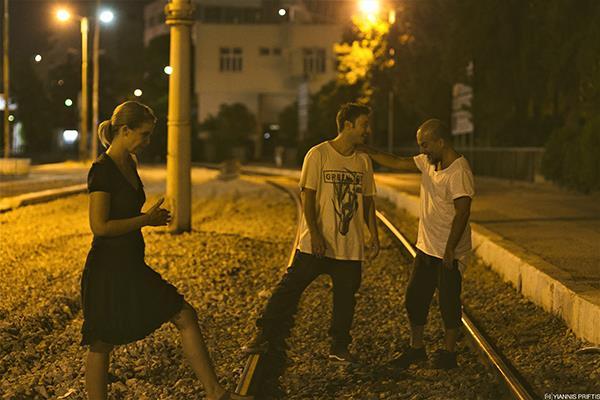 13 από 18 16/12/17 Black Box Επί Κολωνώ Έξω Χιονίζει του Σάκη Σερέφα στο black box του Επί Κολωνώ, από 16 Δεκεμβρίου 2017 Εκατό χρόνια μετά τον Πρώτο Παγκόσμιο Πόλεμο, το μέντιουμ Νίνα καλεί στη