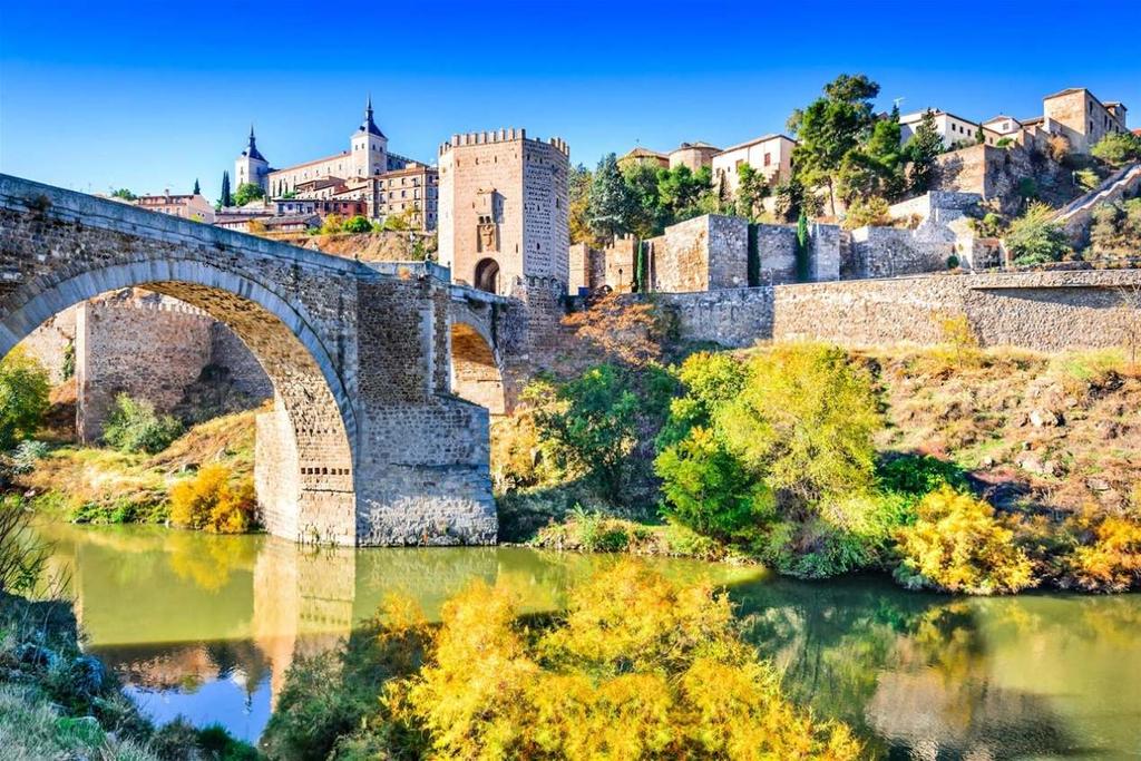 Debod, Πάρκο Ρετίρο κ.ά.) και φυσικά τα διάσηµα καταστήµατα και την πλούσια αγορά της πόλης. ιανυκτέρευση.