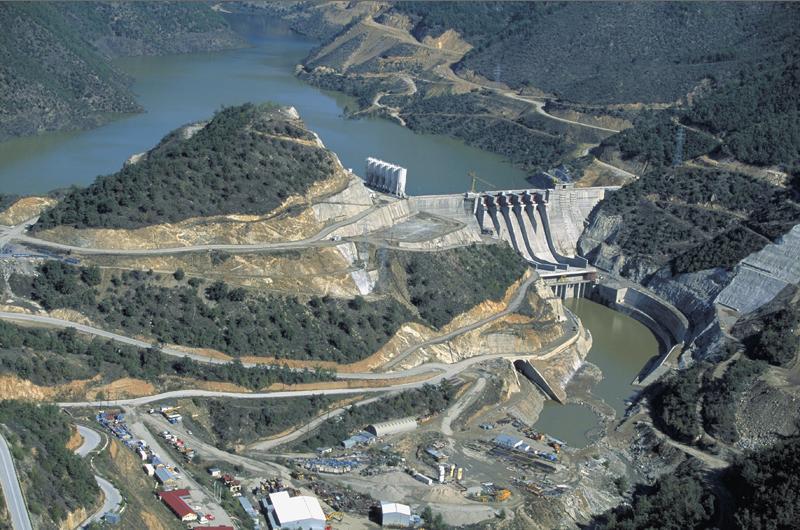 ΚΕΦΑΛΑΙΟ 2: ΧΑΡΑΚΤΗΡΙΣΤΙΚΑ ΤΗΣ ΛΕΚΑΝΗΣ ΑΠΟΡΡΟΗΣ ΤΟΥ ΠΟΤΑΜΟΥ ΝΕΣΤΟΥ 2.8.4.2.2 Υδροηλεκτρικό Φράγμα Πλατανόβρυσης Το φράγμα της Πλατανόβρυσης βρίσκεται επί του ποταμού Νέστου, στο Νομό Δράμας και σε απόσταση 400 χιλιομέτρων περίπου από τον ΑΗΣ Πτολεμαΐδας.