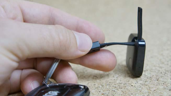 , znamená to, že chcete, aby tú vec privolal či skôr priniesol. HTC Fetch vám istotne nič neprinesie, leda pokoj na duši. Odteraz totiž už nikdy nestratíte vaše kľúče od auta. Alebo mobil.