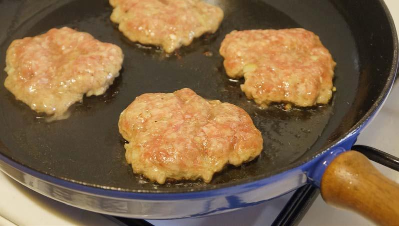 témy Tento recept bude skôr inšpiráciou než podrobným postupom. Domáci hamburger dokáže totiž spraviť naozaj každý z vás, tak sa toho nebojte a poďte na to spolu s nami. Potrebujete normálne žemle.