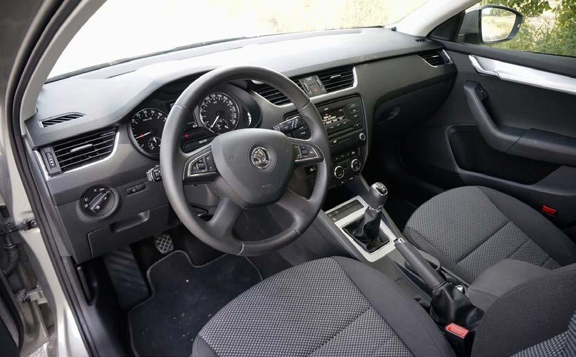 svet motorov autorádia. Vľavo pred volantom evidujem aj starú dobrú páku tempomatu. Nastavenú rýchlosť potom vidím v pravom dolnom rohu maxi-dot displeja.
