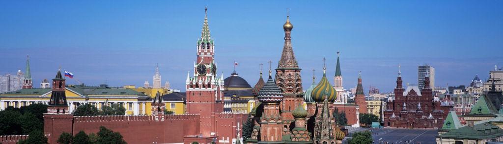 Θα δούμε μεταξύ άλλων το ιστορικό της κέντρο, την Κόκκινη Πλατεία (Κράσναγια), που πήρε το όνομά της από το χρώμα των τειχών του Κρεμλίνου, τον περίφημο Καθεδρικό του Αγίου Βασιλείου (εξωτερικά) με
