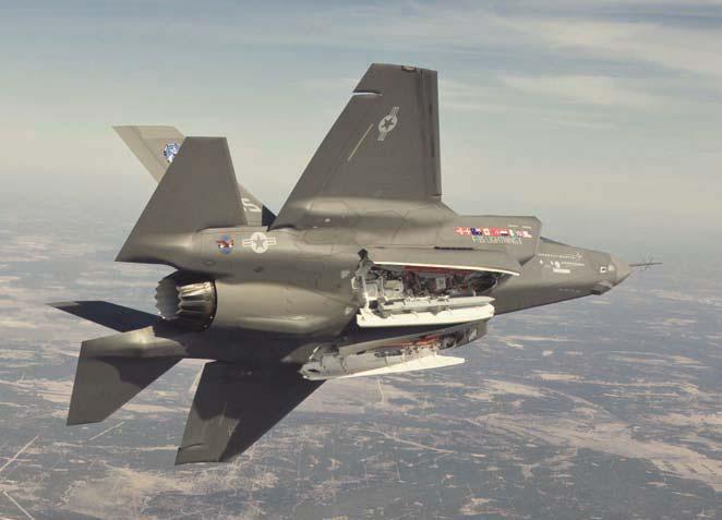 Το F-35A σε δοκιμές με τυπική διαμόρφωση μάχης: 2 πύραυλοι AIM-120C AMRAAM και 2 "έξυπνες" βόμβες GBU-31 JDAM των 2.000 λιβρών. Track) και Laser.