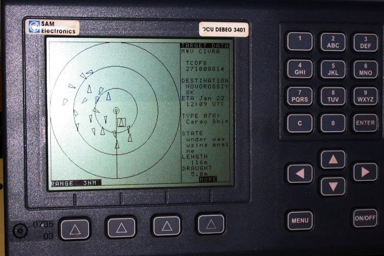 1.6 AIS (Automatic Identification Range) 1.6.1 Γενικά Το Αυτόματο Σύστημα Αναγνωρίσεως, ευρύτερα γνωστό ως σύστημα AIS (Automatic Identification System) (βλέπε εικόνα 1.6.1α), είναι ένα σύστημα αυτόματης ανταλλαγής ψηφιακών σημάτων μεταξύ πλοίων, αλλά και παράκτιων συστημάτων κυκλοφορίας πλοίων, στη συχνότητα των υπερβραχέων κυμάτων (VHF).