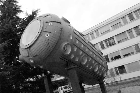 Ανακάλυψθ του Z Τα πρϊτα αςκενι ρεφματα ανακαλφφκθκαν ςτα μζςα τoυ 1973 από τουσ A.Lagarrique, P.Musset, D.H.Perkins και A.