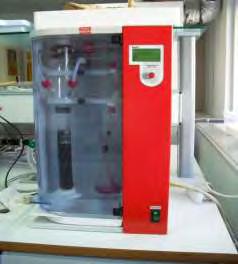 26 Εικόνα 16: Συσκευή απόταξης (Steam Distillation Apparatus S4 της Behr, φωτογραφία συγγραφέα). Το τελικό στάδιο της διαδικασίας ήταν η τιτλοδότηση (ογκομέτρηση εξουδετέρωσης).