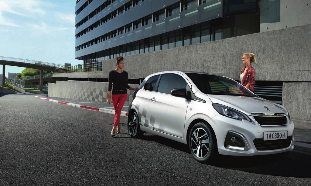 Το PEUGEOT 108 Sport* δανείζεται τα γραφικά του από τους αγώνες αυτοκινήτων. Στο καπό και τα πίσω φτερά δεσπόζει το μοτίβο της σημαίας τερματισμού.