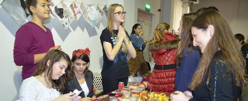 Activități în școală: Târgul de Crăciun - 12 decembrie 2014 - SEB, ambele sedii elevi ai claselor 0-XII - elevi, părinți, învățători și profesori În fiecare an Școala Europeană București organizează